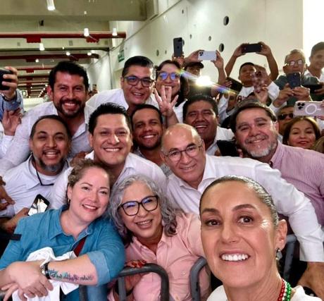 Enrique Galindo felicita a la Presidenta Claudia Sheinbaum por su primer informe de gobierno