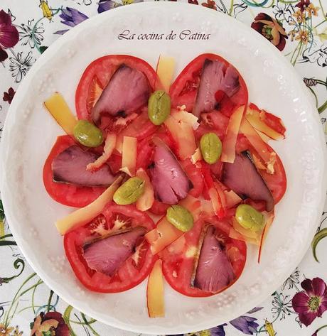 Ensalada de tomate con bonito y lascas de hueva Ensalada de tomate con bonito y lascas de hueva