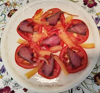 Ensalada de tomate con bonito y lascas de hueva Ensalada de tomate con bonito y lascas de hueva