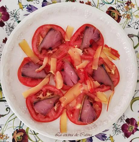 Ensalada de tomate con bonito y lascas de hueva Ensalada de tomate con bonito y lascas de hueva