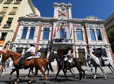 Cabalgata ecuestre, Día de la Vecindad y reconocimiento a los Miguelitos, en el segundo lunes de Feria