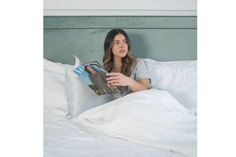 Dormir sobre seda; el gesto nocturno que transforma piel y cabello en 60 noches (por Onisa Coté)