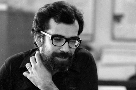 Tenorio Jr. ha aparecido. «Vou sair para comer um sanduíche e comprar um remédio. Volto logo.»