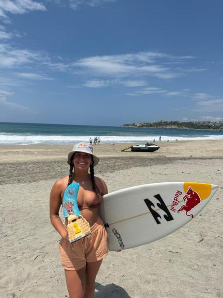 Dominique Charrier se convierte en la primera chilena en ganar el Big Wave Challenge y conquista Zicatela Pro en México