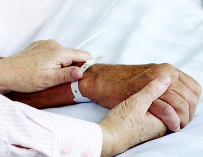 Imagen que contiene persona, hombre, sostener, cama

El contenido generado por IA puede ser incorrecto.