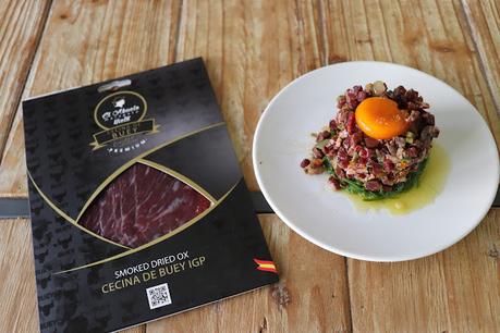 Tartar de cecina con wakame y yema curada, la mejor receta para disfrutar del aperitivo