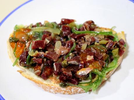 Tartar de cecina con wakame y yema curada, la mejor receta para disfrutar del aperitivo