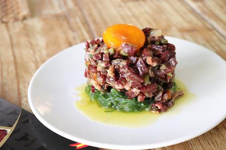 Tartar de cecina con wakame y yema curada, la mejor receta para disfrutar del aperitivo