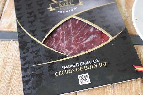 Tartar de cecina con wakame y yema curada, la mejor receta para disfrutar del aperitivo