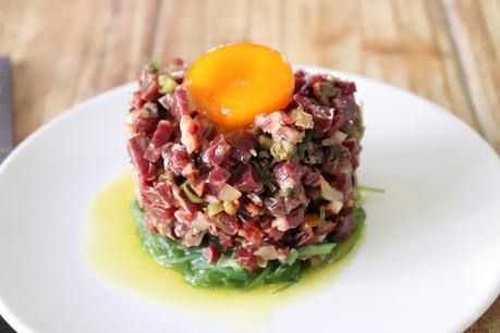 Tartar de cecina con wakame y yema curada, la mejor receta para disfrutar del aperitivo