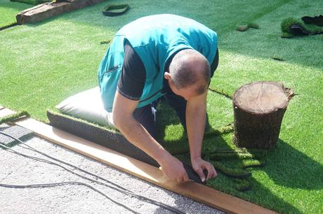 Beneficios de trabajar con un fabricante nacional de césped artificial