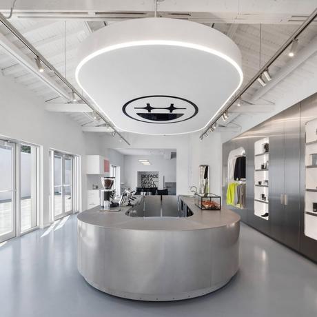 El eco brillante del acero en el retail 12