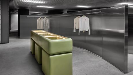 El eco brillante del acero en el retail 11