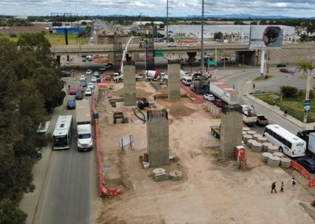 Avanza a buen ritmo construcción del mega puente en Circuito Potosí