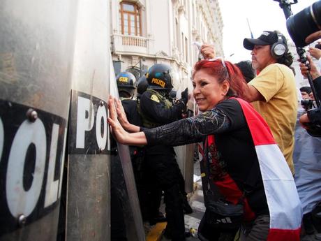 Varios heridos por enfrentamientos entre manifestantes y policías en el centro de Lima