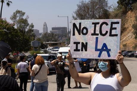 California introduce nuevas restricciones para frenar las tácticas de inmigración encubiertas de Trump