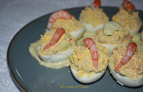 Huevos rellenos con aguacate, gambitas y mayonesa de aguacate Huevos rellenos con aguacate, gambitas y mayonesa de aguacate