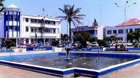 MOZAMBIQUE : BEIRA Y LA PLAYA DE MAKUTI MOZAMBIQUE : BEIRA Y LA PLAYA DE MAKUTI