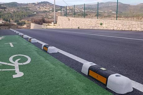 El separador de carril bici fotoluminiscente de Abadecom Urban impulsa la movilidad sostenible en España