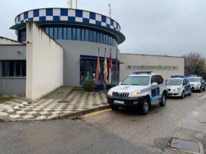 Policía de Cuenca interviene siete navajas a las personas que estaba sancionando por una infracción de tráfico Policía de Cuenca interviene siete navajas a las personas que estaba sancionando por una infracción de tráfico