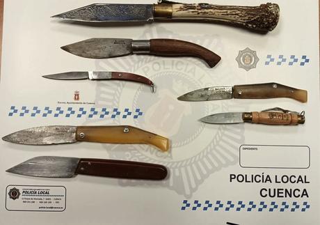 Policía de Cuenca interviene siete navajas a las personas que estaba sancionando por una infracción de tráfico