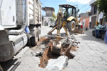 Ayuntamiento de Soledad repara socavón y atiende desazolve en Villas del Potosí para restablecer drenaje