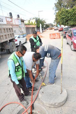 Ayuntamiento de Soledad repara socavón y atiende desazolve en Villas del Potosí para restablecer drenaje