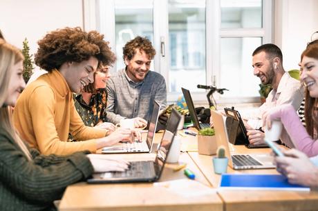 La UB y HollyMontt impulsan el aprendizaje práctico con avanzados entornos virtuales de inversión