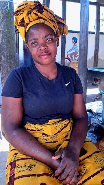 MOZAMBIQUE : EN EL MERCADO DE QUELIMANE MOZAMBIQUE : EN EL MERCADO DE QUELIMANE