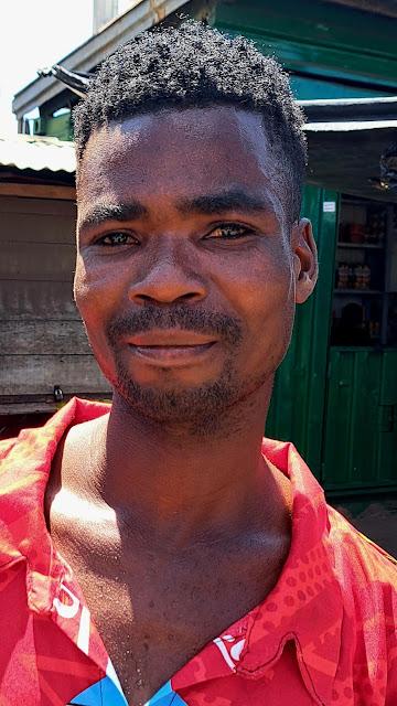 MOZAMBIQUE : EN EL MERCADO DE QUELIMANE MOZAMBIQUE : EN EL MERCADO DE QUELIMANE