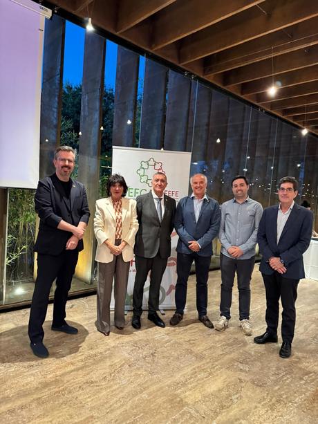 Mariano González recibe el Premio FEFCAM por su trabajo en pro de la profesión farmacéutica