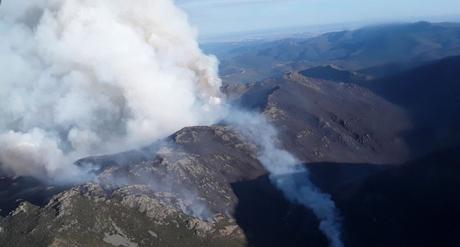 Evacuan a varios bomberos forestales del incendio de Peñalba de la Sierra por posible intoxicación por humo