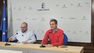 Evacuan a varios bomberos forestales del incendio de Peñalba de la Sierra por posible intoxicación por humo