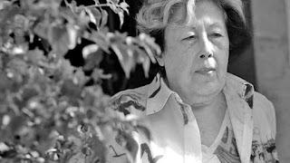 DEL POEMA DE CADA DÍA. HOY, DAMA EXTRAÑA, DE JULIA UCEDA