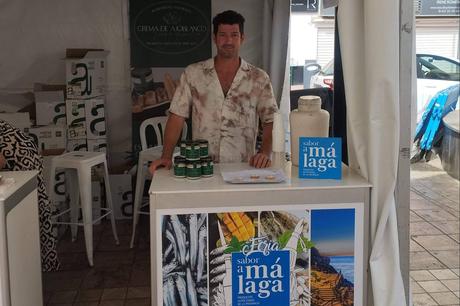 Doña Amelia elabora crema de ajoblanco artesanal con receta familiar centenaria en Málaga