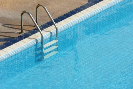Consejos prácticos para proteger la piscina en invierno con productos especializados