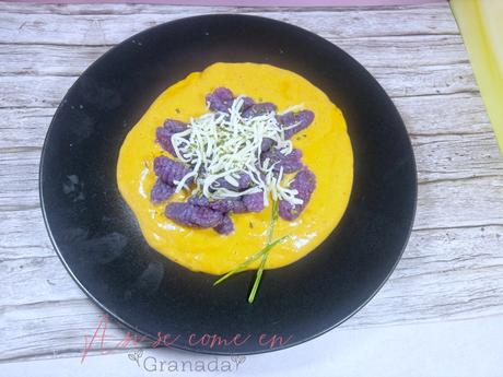 Ñoquis de ube sin gluten con salsa aurora