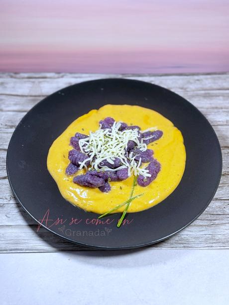 Ñoquis de ube sin gluten con salsa aurora