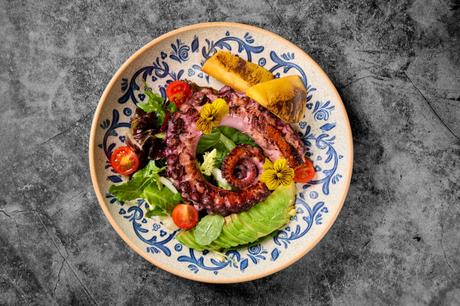 Seis bares y restaurantes de hotel para disfrutar del tapeo este octubre en Barcelona