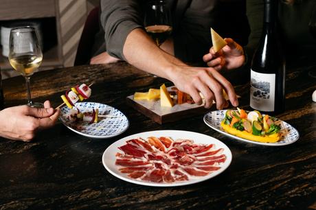 Seis bares y restaurantes de hotel para disfrutar del tapeo este octubre en Barcelona