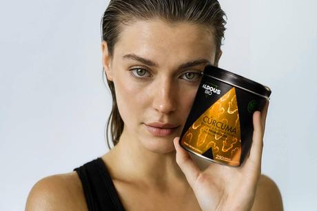 Esta es la mejor cúrcuma con probióticos para desinflamar el abdomen