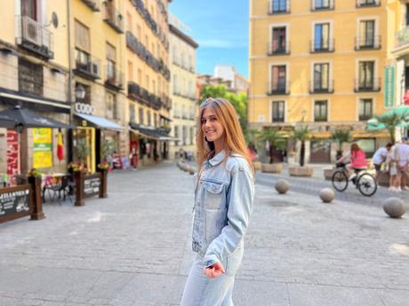 Melania Pacheco celebra la vida con su nuevo sencillo «Viviendo Ando»