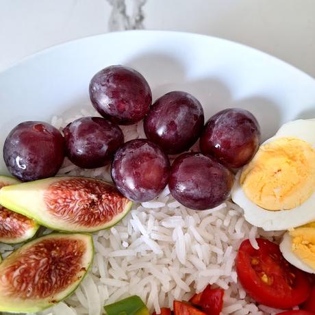 Ensalada de arroz con higos y uvas