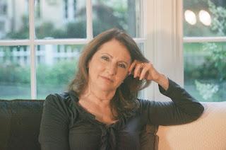 DEL POEMA DE CADA DÍA. HOY, AGUA Y POLVO, DE KIKU ADATTO