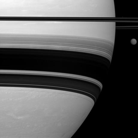 Junto al gigante Saturno