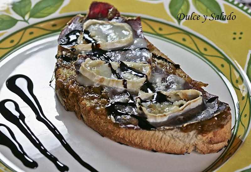 CEBOLLA CARAMELIZADA Y TOSTAS DE CECINA Y QUESO DE CABRA
