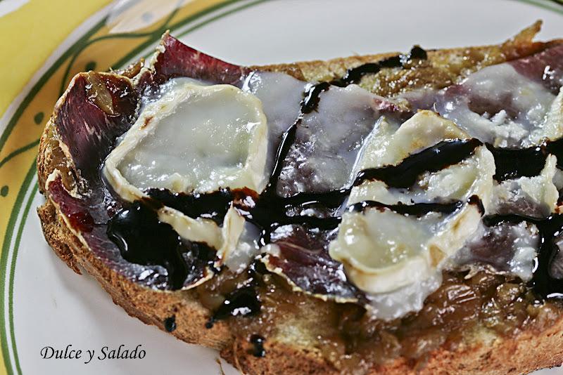 CEBOLLA CARAMELIZADA Y TOSTAS DE CECINA Y QUESO DE CABRA
