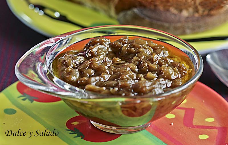 CEBOLLA CARAMELIZADA Y TOSTAS DE CECINA Y QUESO DE CABRA