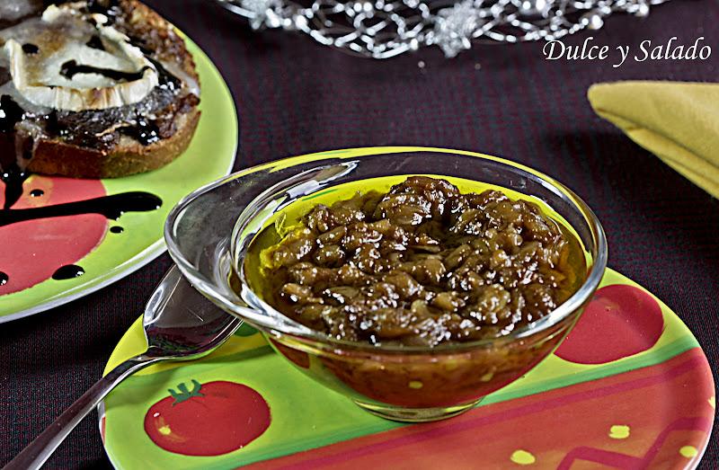 CEBOLLA CARAMELIZADA Y TOSTAS DE CECINA Y QUESO DE CABRA