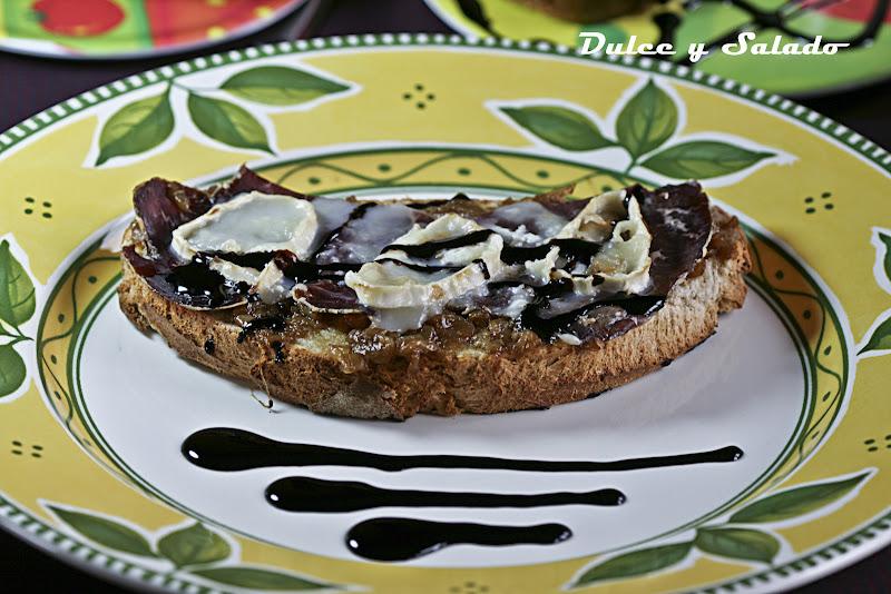 CEBOLLA CARAMELIZADA Y TOSTAS DE CECINA Y QUESO DE CABRA
